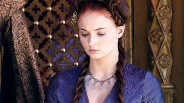 The necklace of Sansa Stark (Sophie Turner) in Game of thrones