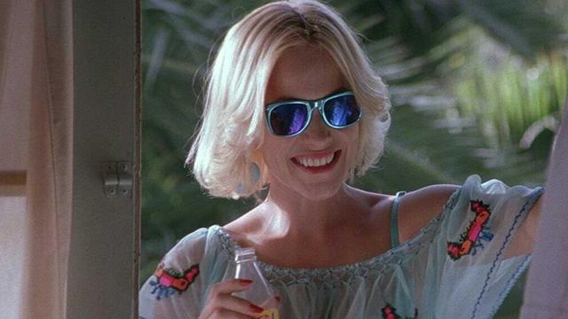 The pair of sunglasses blue of Alabama Whitman (Patricia Arquette) in True Romance