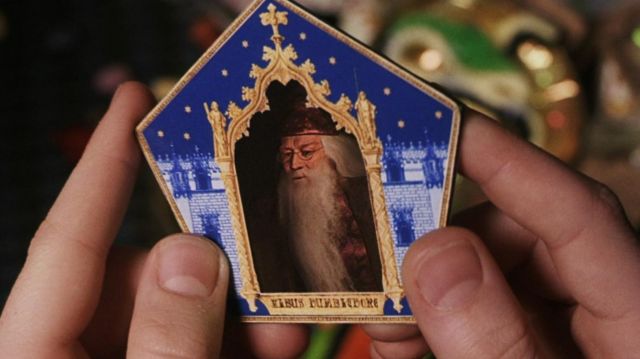 Les cartes Chocogrenouille de Harry Potter (Daniel Radcliffe) dans Harry  Potter à l'école des sorciers