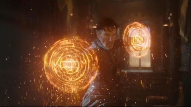 Les boucliers de flamme du Dr. Stephen Strange (Benedict Cumberbatch) dans Doctor Strange