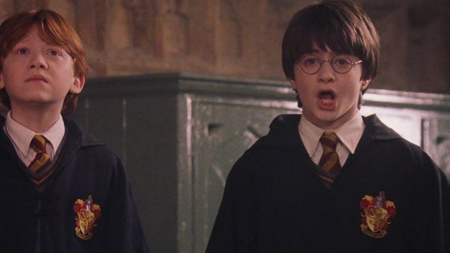 La cape de sorcier Gryffondor de Harry Potter (Daniel Radcliffe) dans Harry Potter à l'École des Sorciers