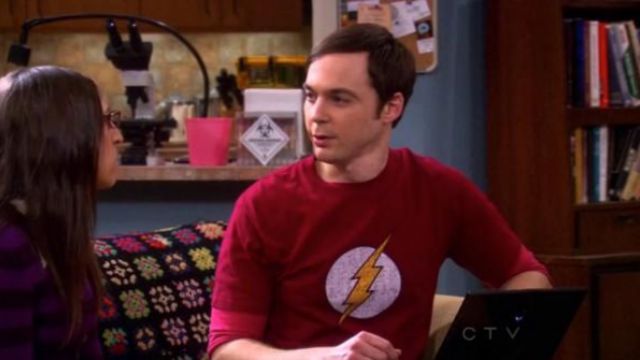 The t-shirt The Flash Crimson Comet" by Sheldon Cooper (Jim Parsons) in The Big Bang Theory