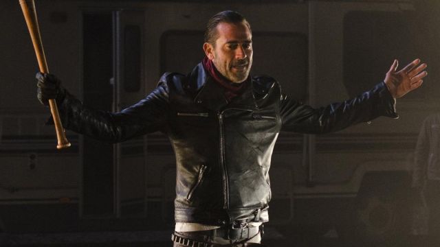 The leather jacket Negan (Jeffrey Dean Morgan) in The Walking Dead S07E01