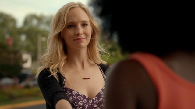 The necklace Garnet and Black Spinel of Caroline Forbes in The Vampire Diaries