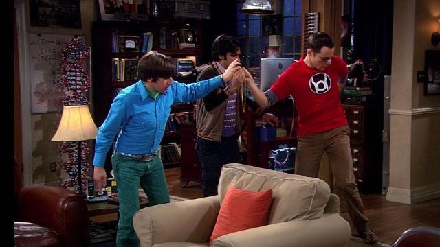 The red t-shirt "Green Lantern" by Sheldon Cooper (Jim Parsons) in The Big Bang Theory