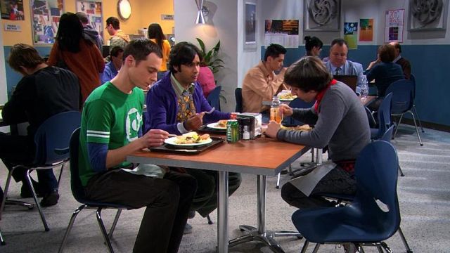 The green t-shirt Green Lantern Sheldon Cooper (Jim Parsons) in The Big Bang Theory S03E18