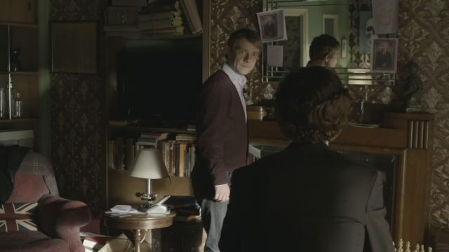 Le coussin "Union Jack" dans l'appartement de Sherlock Holmes (Benedict Cumberbatch) dans Sherlock