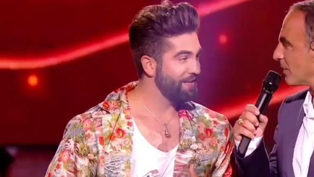 The pendant guitar gold of Kendji Girac at The song of the year for the 08.06.2018