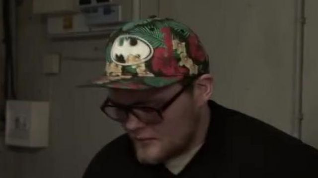 Casquette Batman de Jérémy dans la vidéo Linksthesun "Chansons françaises : le moment où ça a merdé (critique)"