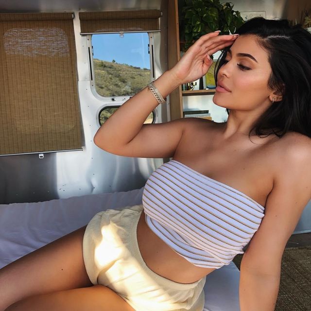 Kylie Jenner est top tube, blanc, orange tripes