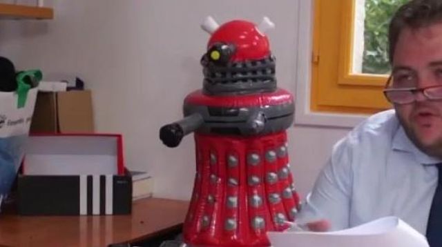 Dalek inflatable seen in Madame Pavoshko - Black M (critique) of Linksthesun