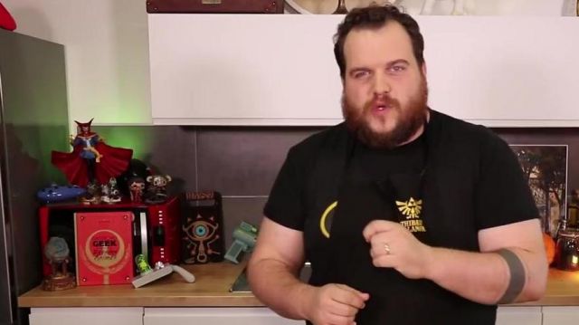The book Shelf Sheika of Gastronogeek (Thibaud Villanova) in his video "recipe Wakfu - The blanquette of Alibert"