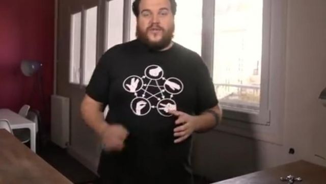 The black t-shirt The Big Bang Theory of Gastronogeek (Thibaud Villanova) in his video "Episode presentation of the string"