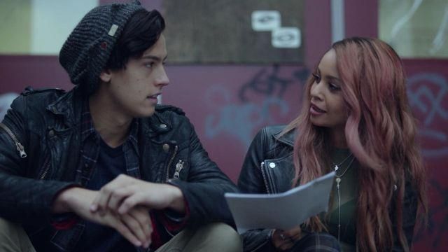 The leather jacket of the Southside Serpents Toni Topaz (Vanessa Morgan) in Riverdale S01E10