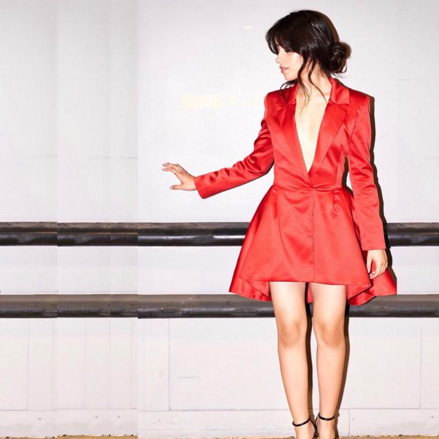 La robe rouge structurée de Camila Cabello sur son compte Instagram
