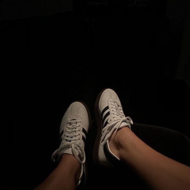 Kendall Jenner est des baskets blanches avec des bandes noires sur son Instagram compte