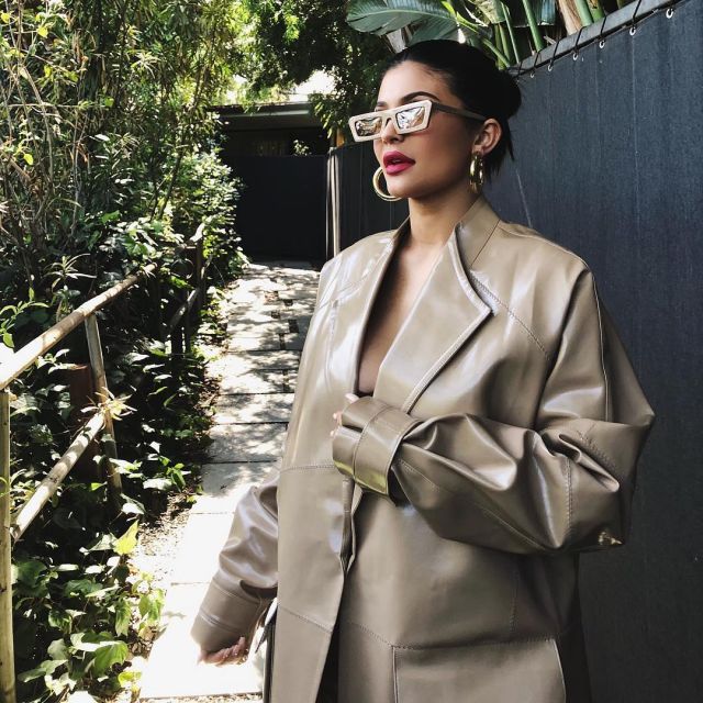 Le manteau beige ciré Collective Swallow de Kylie Jenner sur son compte Instagram