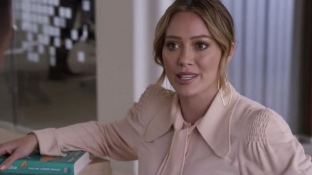 Le Chemisier Rose Poudr Chlo De Kelsey Peters Hilary Duff Dans 