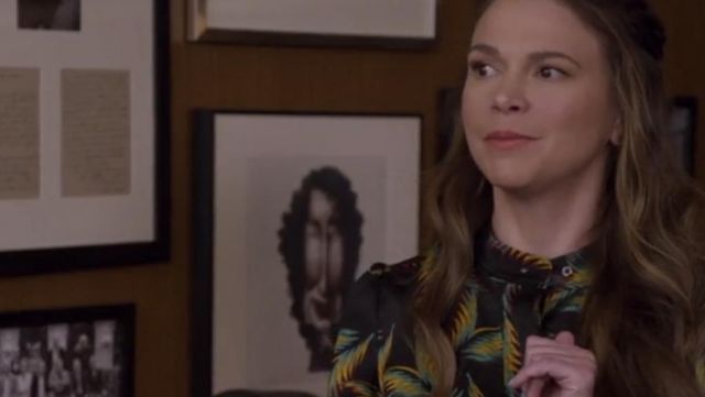 The blouse with leaves pattern by Liza Miller (Sutton Foster) in Younger S05E01