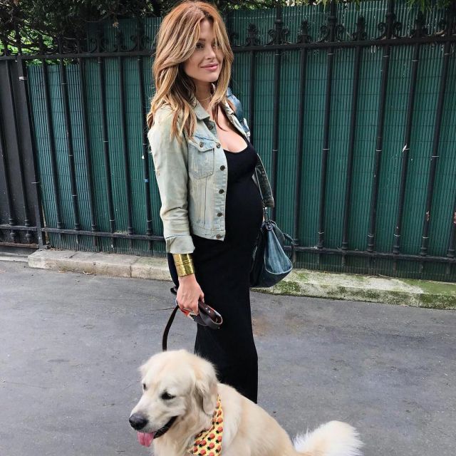 La robe noire longue fendue de Caroline Receveur sur son compte Instagram | Spotern