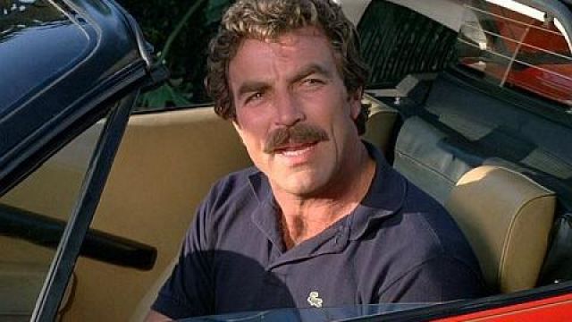 Lacoste polo navy blue Thomas Magnum (Tom Selleck) in the Magnum S01E01 ...