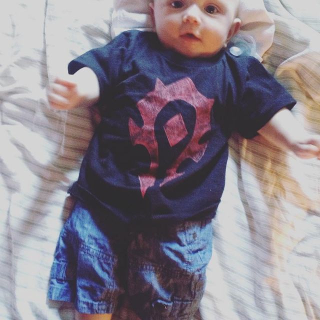 The black t-shirt and red Horde Crest Logo World Of Warcraft child on the account Instagram of Gastronogeek (Thibaud Villanova)