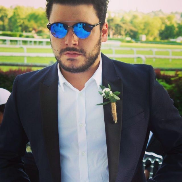 The pair of sunglasses worn by Kev Adams on Instagram