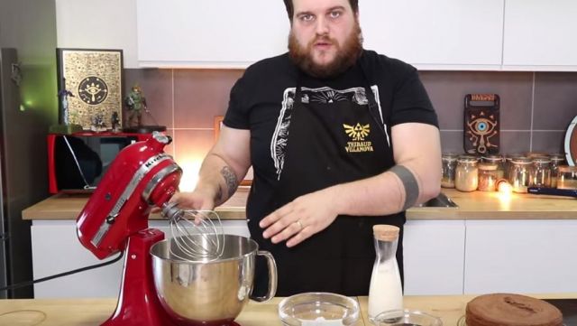 The robot patissier red Kitchenaid of Gastronogeek (Thibaud Villanova) in his video "Recipe The Legend of Zelda - The Cake Monster"