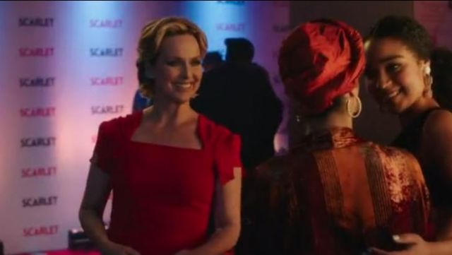 La robe rouge Roland Mouret de Jacqueline (Melora Hardin) dans The Bold Type S02E01