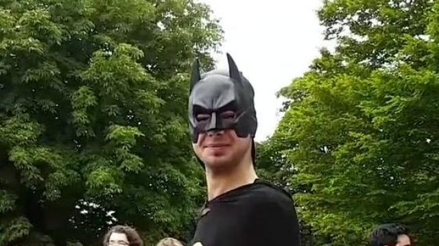 Mask Batman in the video LInksthesun "Vlog - LinksTheSun to Geek Faëries 2017"