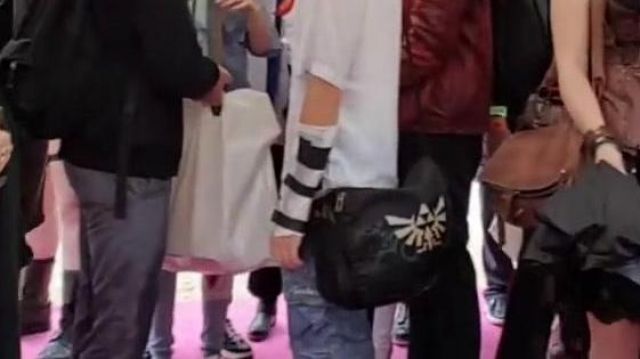 Bag Zelda in the video Linksthesun "Vlog - LinksTheSun to Geek Faëries 2017"