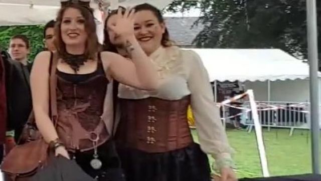 Corset cosplay in the video Linkthesun "Vlog - LinksTheSun to Geek Faëries 2017"
