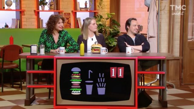 The blouse black printed shamrocks of Anne Depétrini in the issuance Burger Quiz on the 13 June 2018