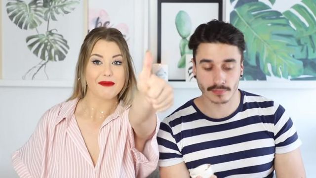 La chemise rayée rose et blanche de Enjoy Phoenix dans sa vidéo Youtube "Crash test : Vos mélanges étranges de nourriture"
