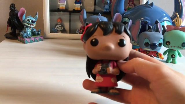 La estatuilla funko pop de Lilo en el video de youtube My Disney FunkoPop Figurine Collection of La Caprichieuse