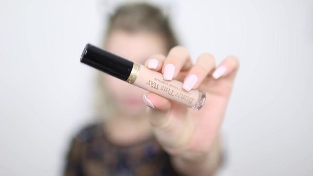 The Concealer Born This Way Concealer TOO FACED to Enjoy Phoenix in her video Look festive 2017