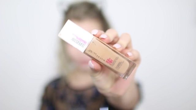 The foundation 24 hour Maybelline Superstay to Enjoy Phoenix on his video Look festive 2017