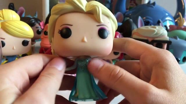 La funko pop d'Elsa la reine des neige dans la video youtube Ma Collection De Figurine FunkoPop Disney de La Caprichieuse