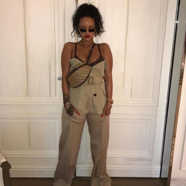 Le sac banane Balenciaga Souvenir bag XS de Rihanna vu sur son compte Instagram