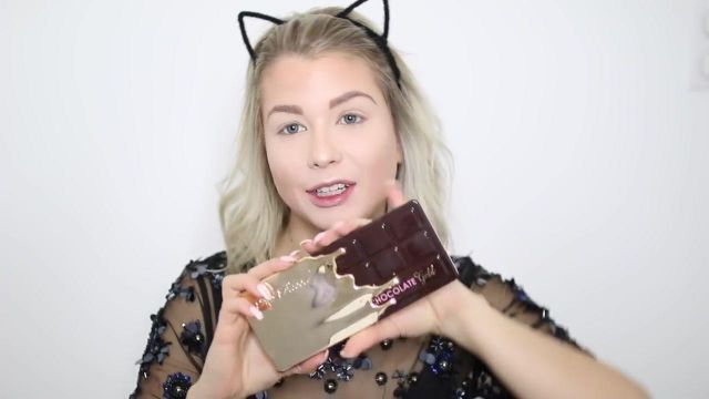 The Palette of eyeshadows TOO FACED Chocolate Gold Enjoy Phoenix in her video Look festive 2017