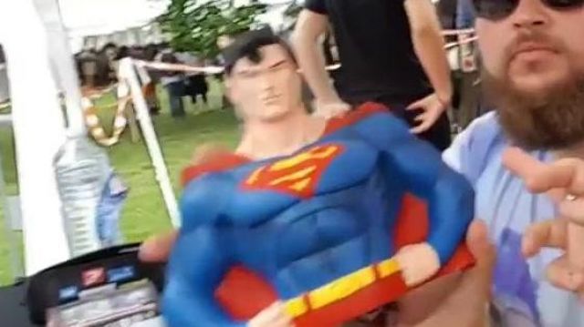 Tirelire superman in the video linksthesun Vlog - LinksTheSun to Geek Faëries 2017