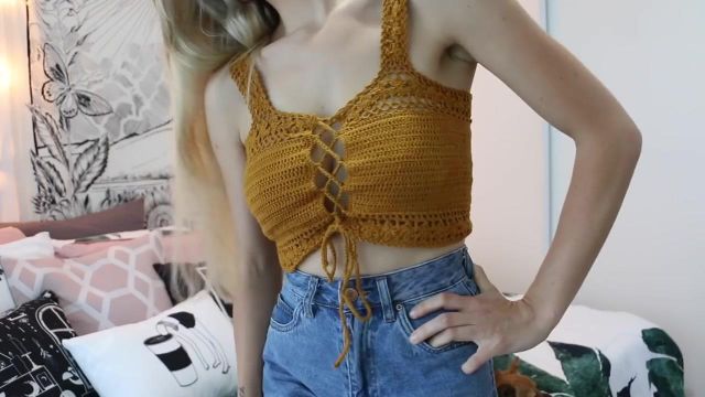 The top hook mustard yellow worn by Kalyn Nicholson in his video "Summer Try-On Haul | Clothes, Decor + Books"