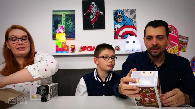 The lamp Pacman that changes color in the youtube video 3 all-NEW MINIFIGURES FUNKO POP HORROR ! Family Geek