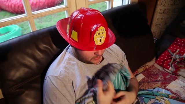 Disfraz de casco de bombero Jefe Fancy adulto visto en All Life