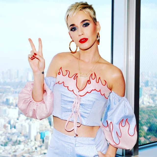 The top Vivetta "flame" worn by Katy Perry in Tokyo on his account Instagram