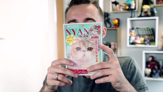 Le masque Nyan Cat dans la vidéo "J'essaye des objets étranges" de Squeezie