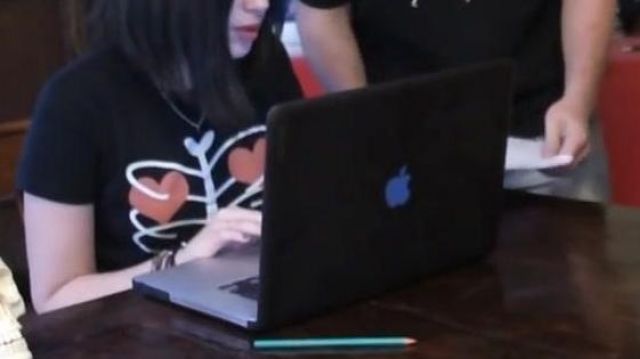 Mac computer in the video Linksthesun - Last danse - Indila (critique) [Réupload for mobile platform]