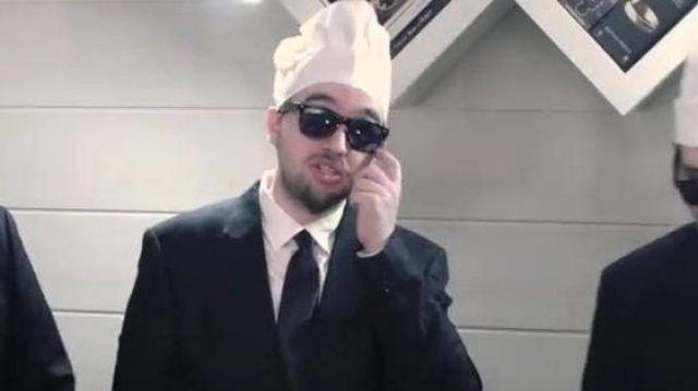 Sunglasses worn in the video linksthesun "We cook the pie of K of Men in Black ! (feat. the spawner)"