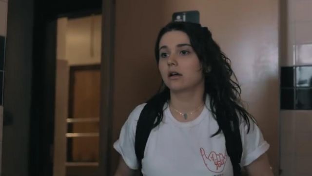Le t-shirt Sign of the horns blanc dans le clip Where Would We Be de Rozes X Nicky Romero