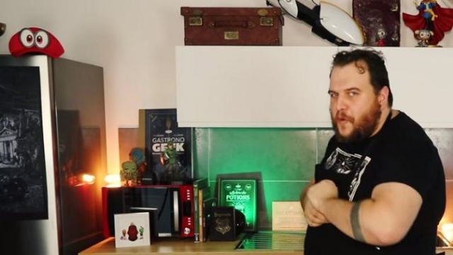 El horno microondas rojo y negro de Gastronogeek (Thibaud Villanova) en su video "Receta Batman Le Defi - La Vichyssoise"